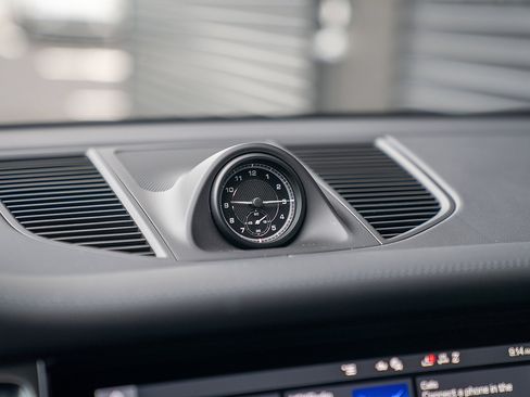 Certified 2025 Porsche Macan image 10