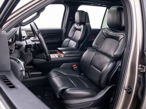 Used 2019 Lincoln Navigator Reserve AWD/4WD image 16