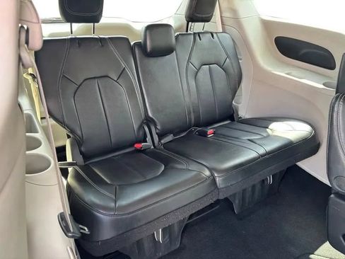 Used 2024 Chrysler Pacifica Touring-L FWD image 32