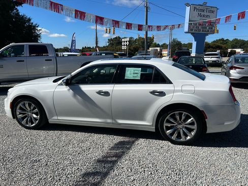 Used 2019 Chrysler 300 Limited image 2