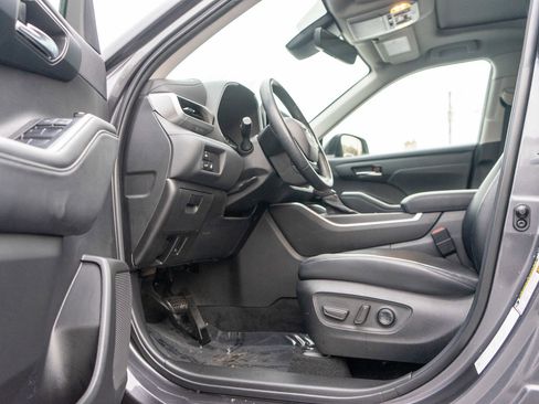 Used 2022 Toyota Highlander XLE image 14