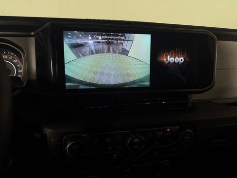 Used 2026 Jeep Wrangler Unlimited Sahara AWD/4WD image 19