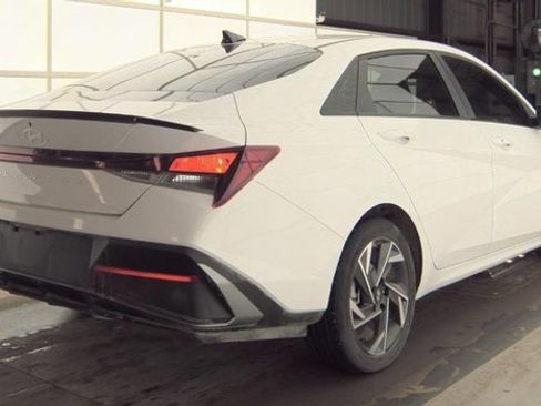 Used 2025 Hyundai Elantra Sport image 3