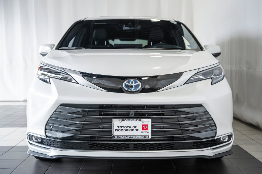 Used 2025 Toyota Sienna Platinum AWD/4WD image 2