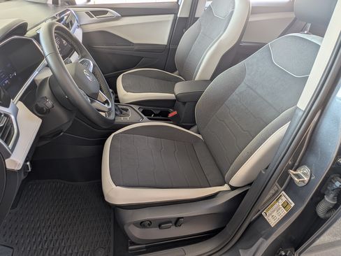 Used 2025 Volkswagen Taos SE w/ Panoramic Sunroof Package FWD image 17
