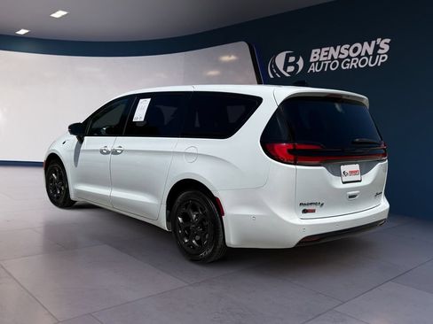 Used 2024 Chrysler Pacifica Limited FWD image 3