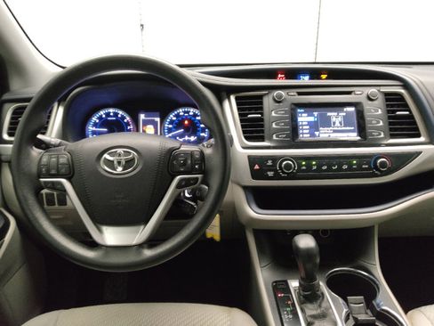 Used 2019 Toyota Highlander LE FWD image 22