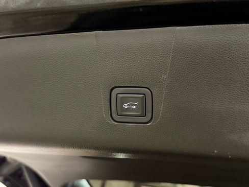 Used 2023 Chevrolet Traverse LT FWD image 39