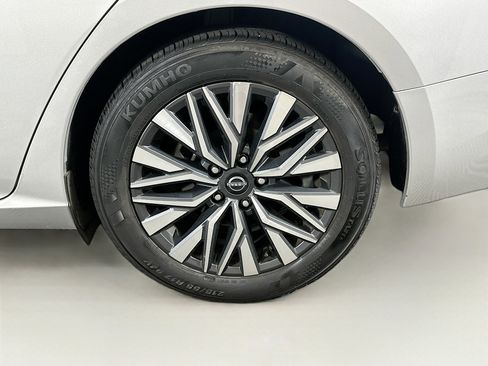 Used 2024 Nissan Altima 2.5 SV FWD image 11
