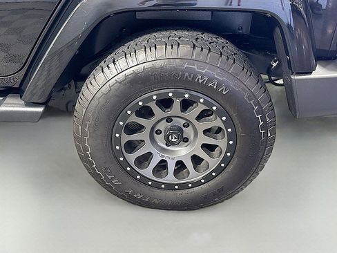 Used 2017 Jeep Wrangler Unlimited Sahara w/ Connectivity Group AWD/4WD image 27