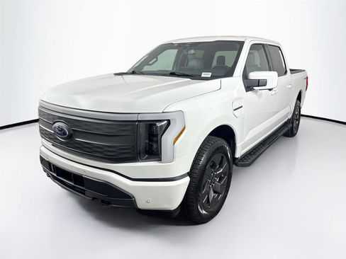 Used 2022 Ford F150 Lightning Lariat image 2