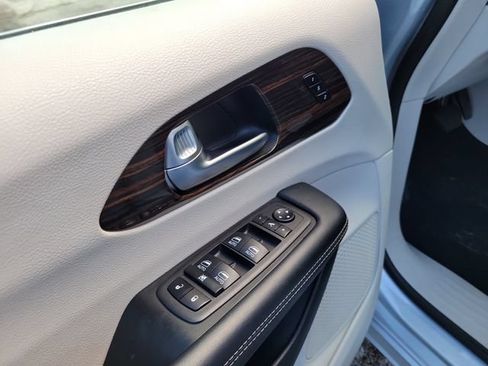 Used 2023 Chrysler Pacifica Limited FWD image 17