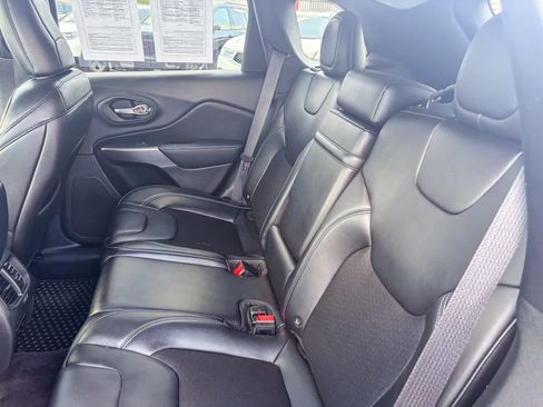 Used 2019 Jeep Cherokee Latitude Plus w/ Cold Weather Group AWD/4WD image 17