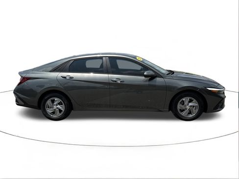 Certified 2026 Hyundai Elantra SE FWD image 2