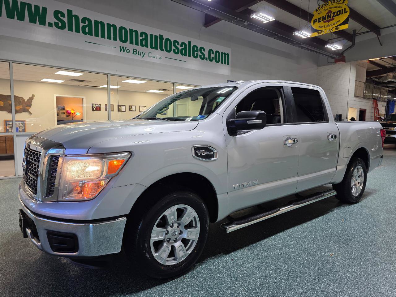 Used 2017 Nissan Titan SV RWD image 2