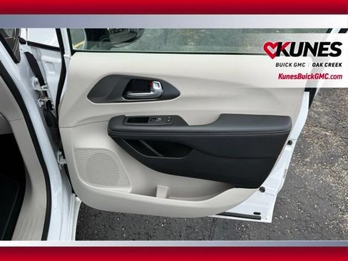 Used 2024 Chrysler Pacifica Limited FWD image 27
