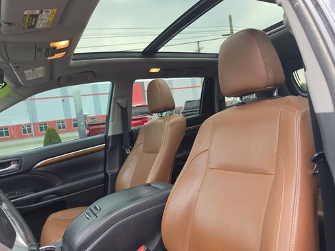 Used 2018 Toyota Highlander Limited Platinum AWD/4WD image 10