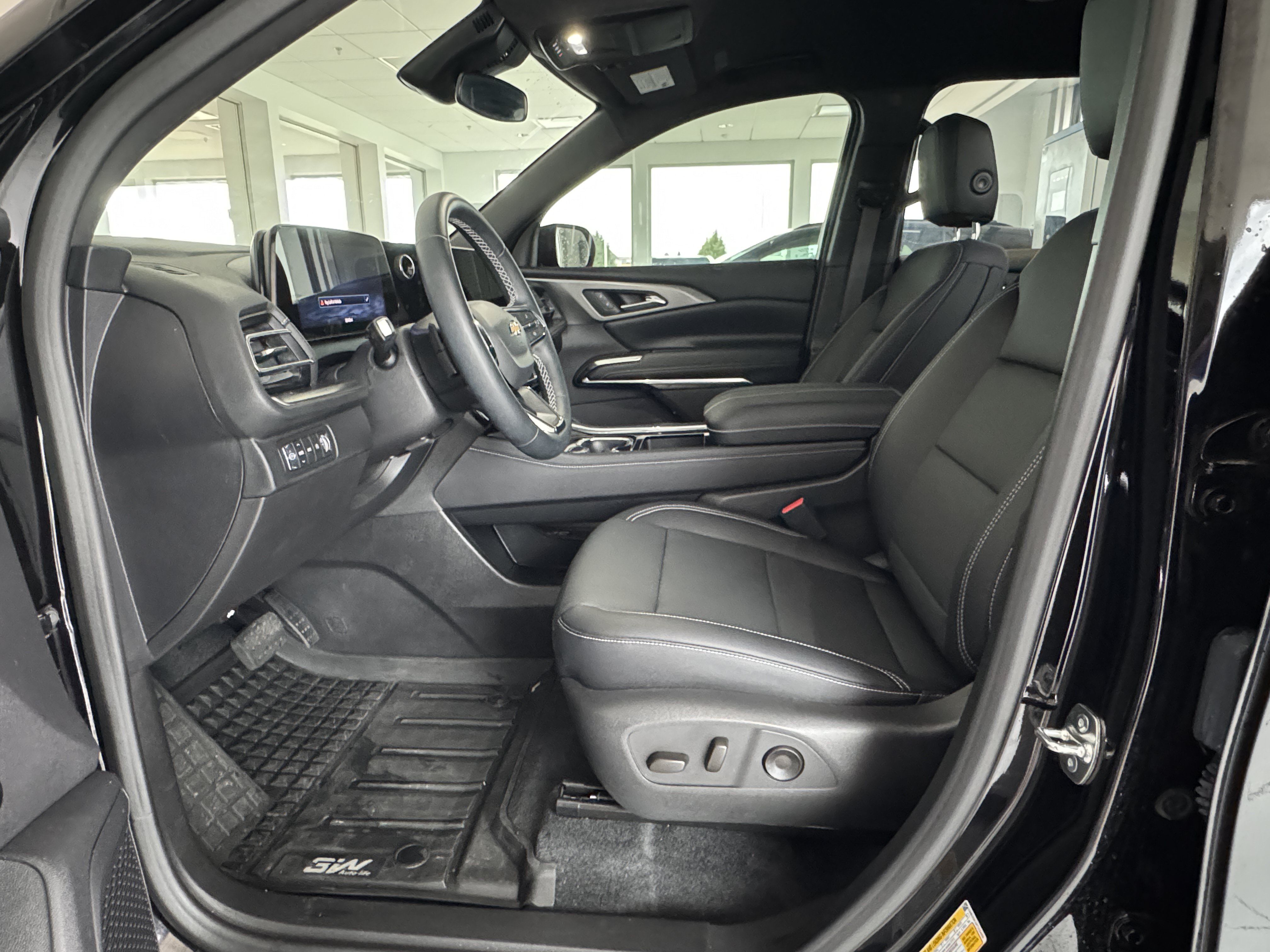 Used 2026 Chevrolet Traverse LT AWD/4WD image 2