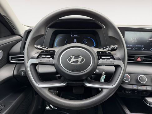 Used 2025 Hyundai Elantra SE w/ Cargo Package FWD image 23