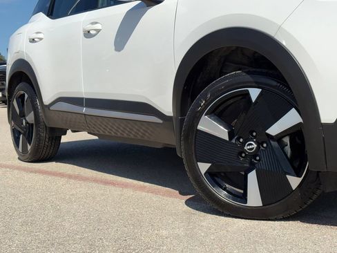 Used 2025 Nissan Kicks SR w/ SR Premium Package AWD/4WD image 2