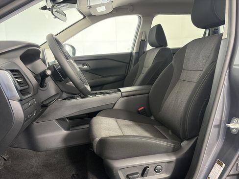 Certified 2025 Nissan Rogue SV image 6