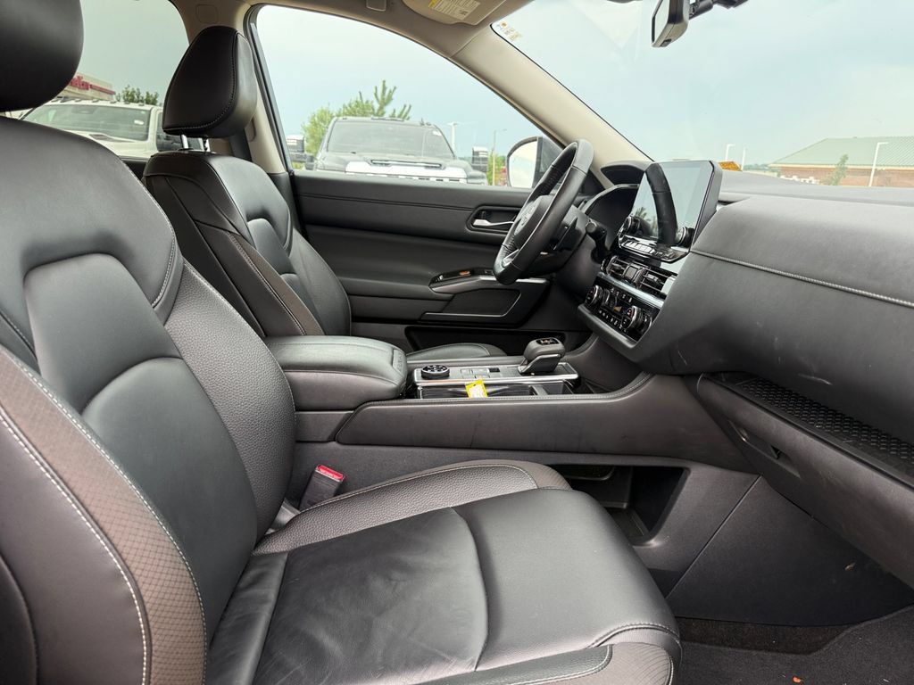 Used 2025 Nissan Pathfinder SL AWD/4WD image 42