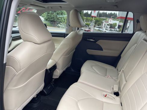 Certified 2025 Toyota Highlander XLE AWD/4WD image 13