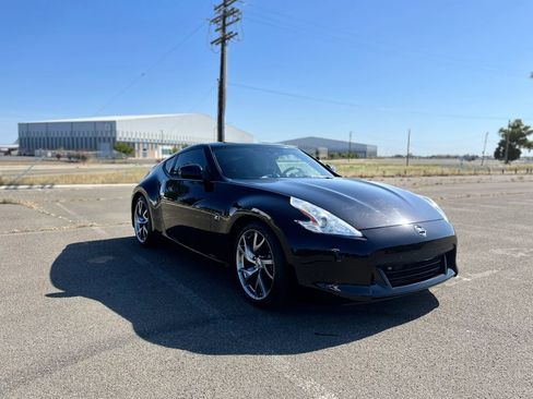 Used 2011 Nissan 370Z Touring w/ Sport Pkg RWD image 3