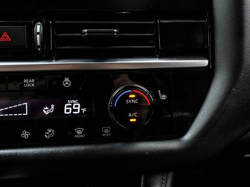 Used 2023 Nissan Pathfinder SL AWD/4WD image 28