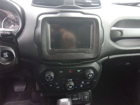 Used 2019 Jeep Renegade Latitude FWD image 10