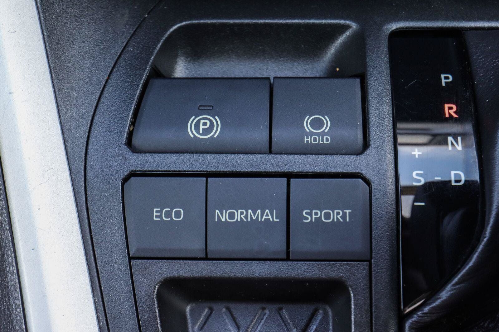 Used 2020 Toyota RAV4 LE FWD image 10