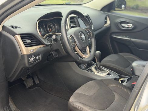Used 2015 Jeep Cherokee Latitude FWD image 22