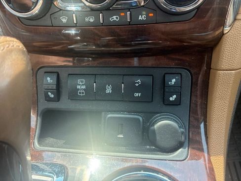 Used 2017 Buick Enclave Leather FWD image 12
