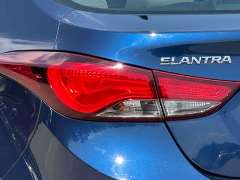 Used 2015 Hyundai Elantra SE w/ Option Group 02 FWD image 9