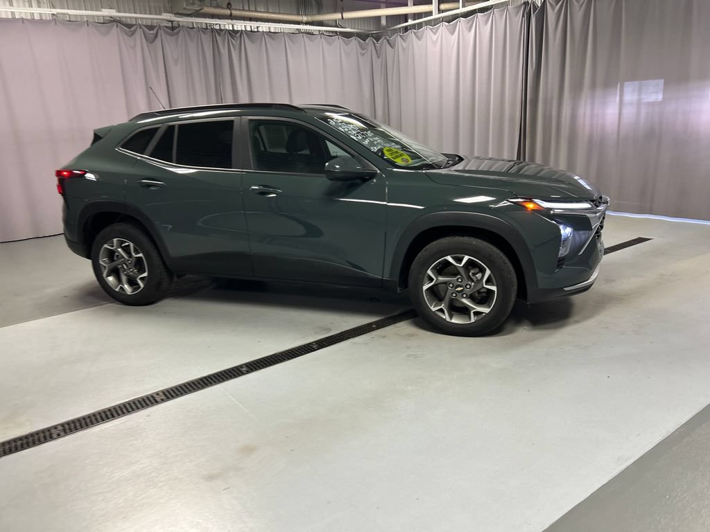 Used 2025 Chevrolet Trax LT FWD image 8