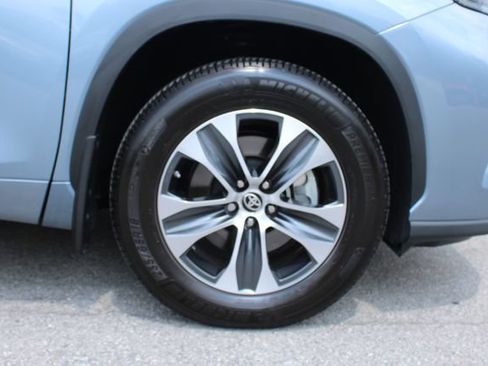 Used 2023 Toyota Highlander XLE AWD/4WD image 36