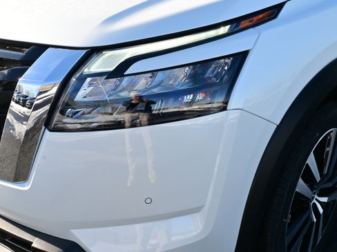 New 2025 Nissan Pathfinder Platinum image 12