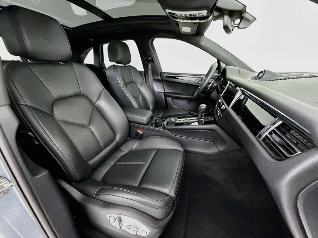 Certified 2025 Porsche Macan AWD/4WD image 30