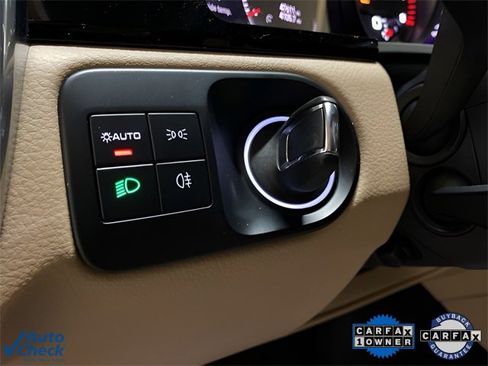 Used 2022 Porsche Cayenne w/ Premium Package image 31