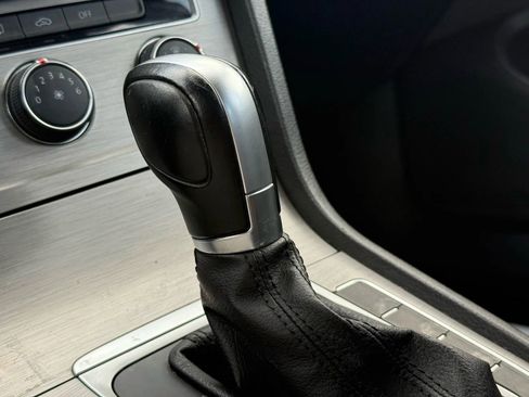 Used 2016 Volkswagen Golf S image 34