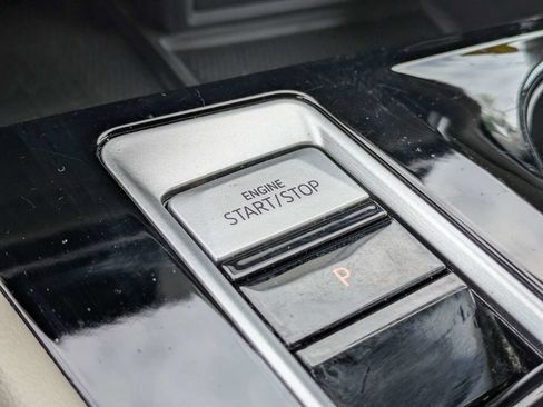 Used 2024 Volkswagen Atlas SE w/ Panoramic Sunroof Package FWD image 43