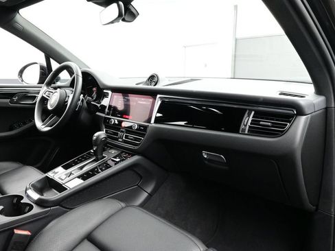 Certified 2025 Porsche Macan AWD/4WD image 18