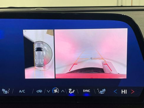 Used 2025 Chevrolet Traverse Z71 w/ Driver Confidence Package image 4