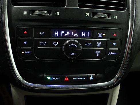 Used 2014 Chrysler Town & Country Touring image 26