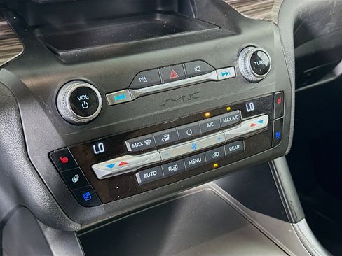 Used 2020 Ford Explorer Limited image 24