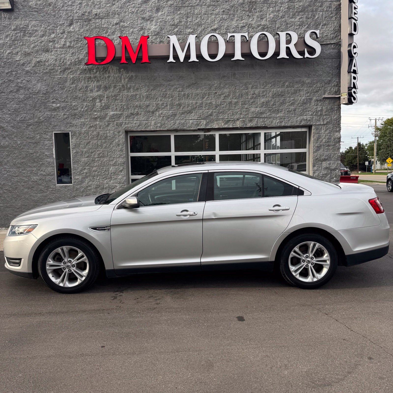 Used 2015 Ford Taurus SEL FWD image 3