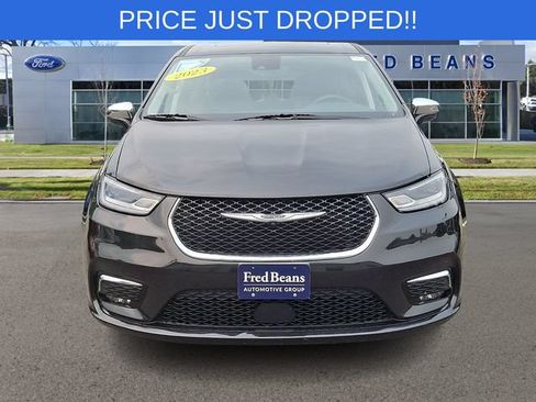 Used 2023 Chrysler Pacifica Limited FWD image 2
