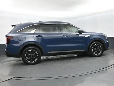 Used 2024 Kia Sorento S w/ Panoramic Sunroof Package FWD image 4
