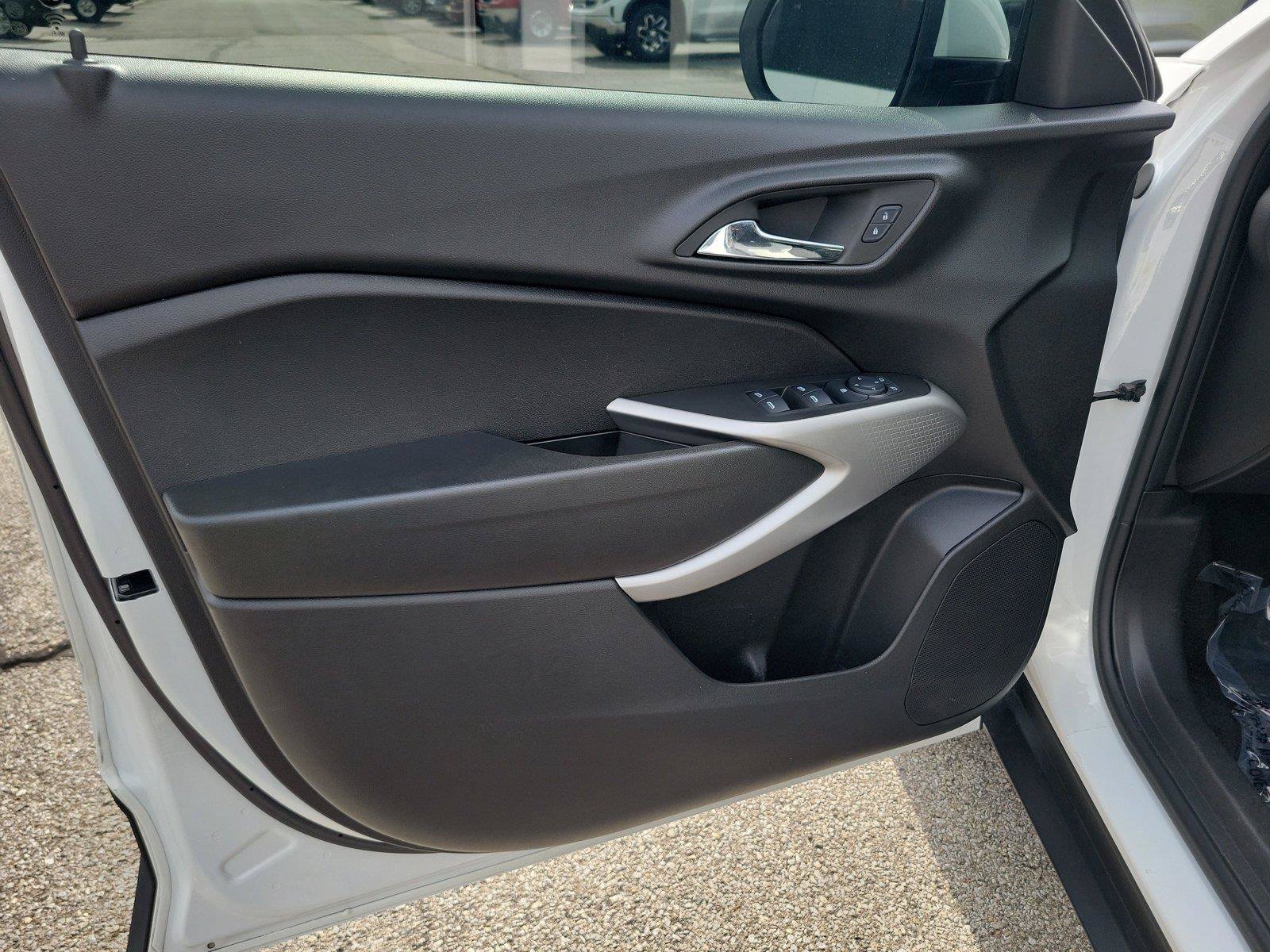 Used 2024 Chevrolet Trax LS w/ LS Convenience Package FWD image 18