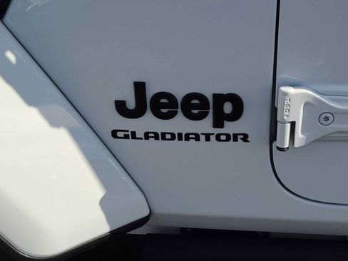 Used 2021 Jeep Gladiator Sport image 15
